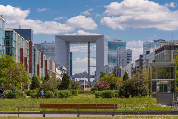 nanterre, francia: distretto di la defense. veduta dell'arco della difesa e degli edifici moderni - plant color foto e immagini stock