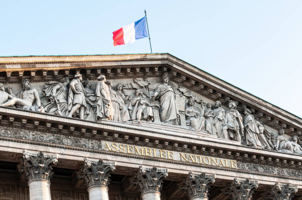 paris : blick auf das gebäude der nationalversammlung. - frontgiebel stock-fotos und bilder