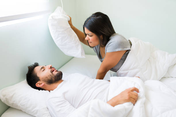 joven latino con problemas para dormir - couple love snoring sleeping fotografías e imágenes de stock