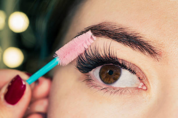 schöne frau augen make-up. mascara anwendung. lange wimpern nahaufnahme. mascara pinsel. wimpernverlängerungen. make-up für schwarze augen. eye make up bewerben, augenbrauen formung. - künstliche wimpern stock-fotos und bilder