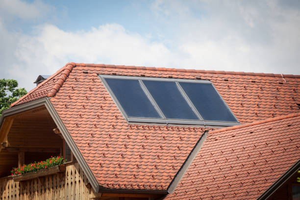 太陽エネルギーを使用して発電や発電に使用される太陽光発電モジュール(ソーラーパネルとも呼ばれる)を備えたスロベニアのアルピンシャレーの屋根に設置。 - solar panel alternative energy chalet european alps ストックフォトと画像