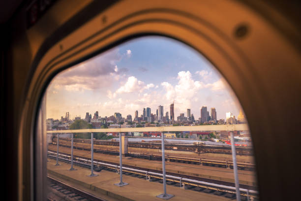 глядя на город с f поезд - subway station urban scene city new york city стоковые фото и изображения