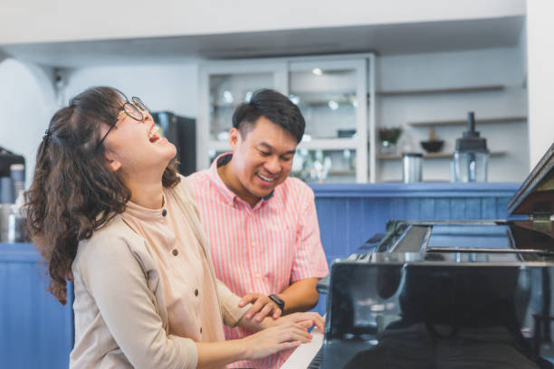 행복한 순간 젊은 아시아 부부는 집이나 카페에서 그랜드 피아노를 연주 즐길 수, 커플 휴식과 카페에서 함께 시간을 보내고, 사람들 및 라이프 스타일 개념 - piano practice 뉴스 사진 이미지
