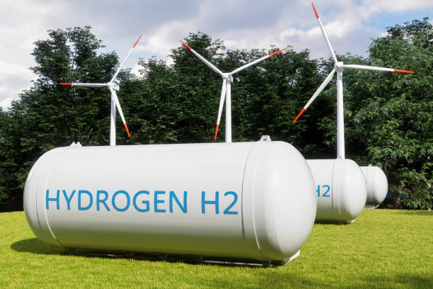 tanques de almacenamiento de hidrógeno en energía renovable y turbinas eólicas en el bosque. - batería fotos fotografías e imágenes de stock