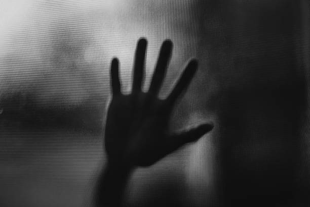 검은 색과 흰색의 서리가 내린 유리 뒤에 손을 클로즈업 - trapped horror fog human hand 뉴스 사진 이미지