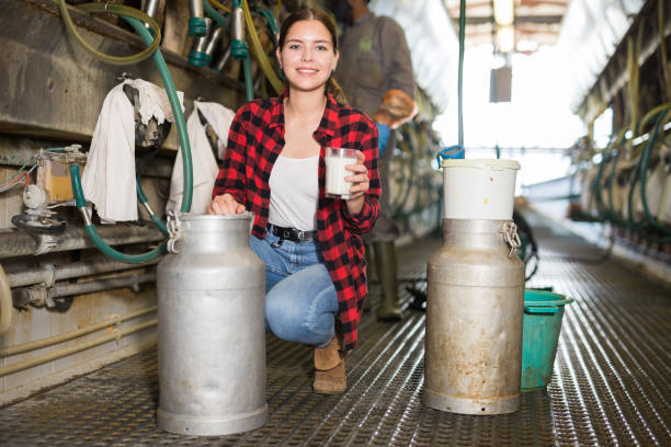 유제품 농장에서 우유 한 잔과 함께 포즈를 취하는 여성 우유 - milker 뉴스 사진 이미지