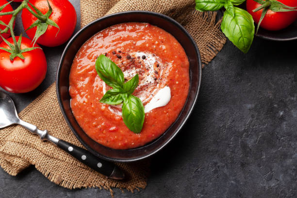 수제 요리 차가운 가스파초 수프 - tomato soup red basil table 뉴스 사진 이미지