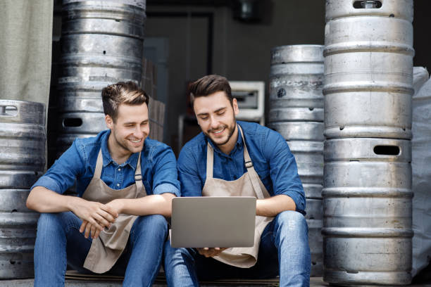 nuevo orden y producción, venta de cerveza artesanal y pequeñas empresas - industry warehouse floor beer fotografías e imágenes de stock