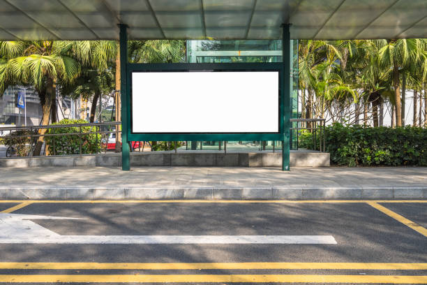 valla publicitaria en blanco en la parada de autobús en la ciudad de china - estación de autobús fotografías e imágenes de stock