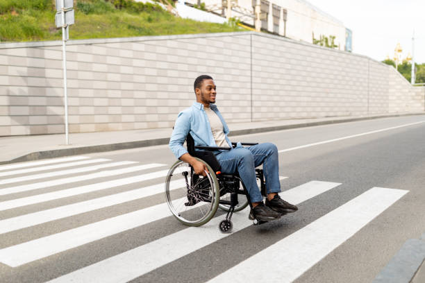 車椅子横断都市通り、コピースペースで障害のある若い黒人の男の完全な長さの肖像画 - zebra crossing ストックフォトと画像