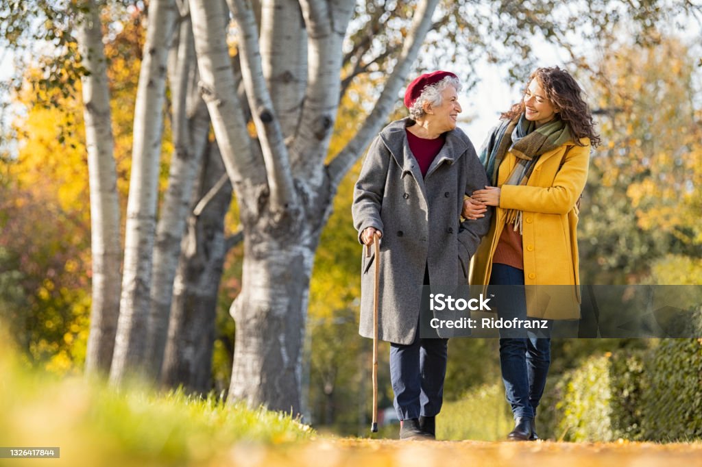 Frau mit Großmutter zu Fuß im Park im Herbst - Lizenzfrei Alter Erwachsener Stock-Foto