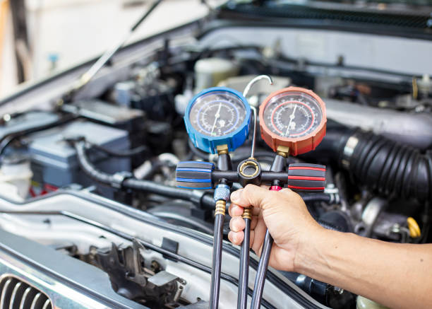 istock Car air conditioner check service, leak detection, fill refrigerant.Device and meter liquid cooling in the car by specialist technicians. 1326417950
