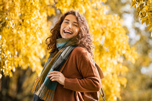 chica feliz riendo en el parque de otoño - autumn women leaf scarf fotografías e imágenes de stock