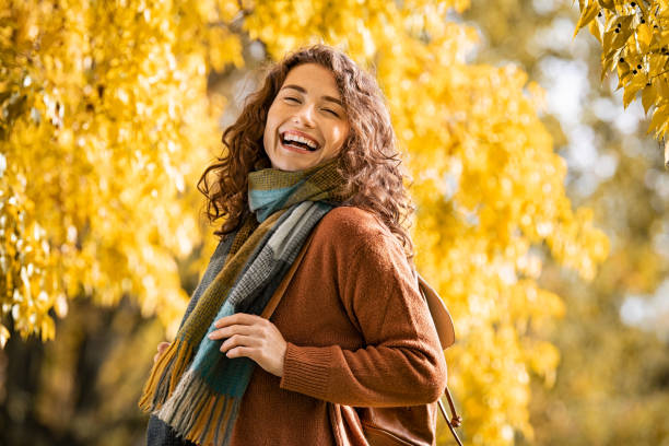 ragazza felice che ride nel parco autunnale - autumn women leaf scarf foto e immagini stock