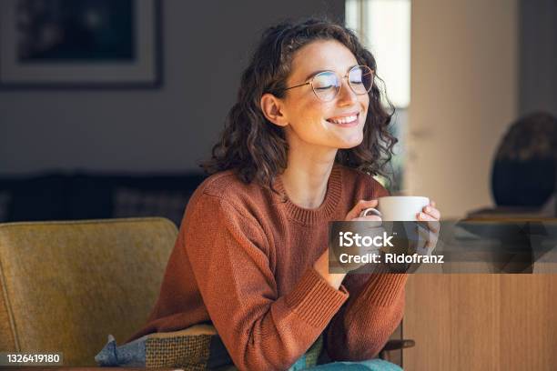 아름다운 여자 휴식 과 마시는 뜨거운 차 커피-마실 것에 대한 스톡 사진 및 기타 이미지 - 커피-마실 것, 여자, 행복