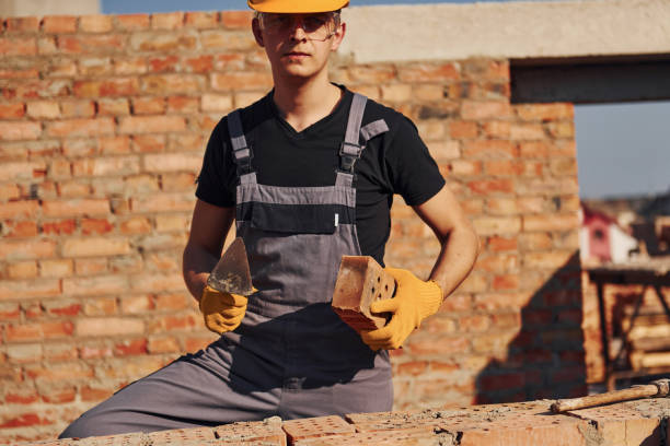 el trabajador de la construcción en uniforme y el equipo de seguridad tienen trabajo en el edificio - manual worker portrait helmet technology fotografías e imágenes de stock