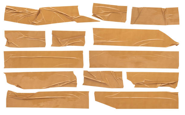cinta adhesiva beige, conjunto de piezas arrugadas de cinta marrón pegajosa sobre fondo blanco - empaquetar fotografías e imágenes de stock
