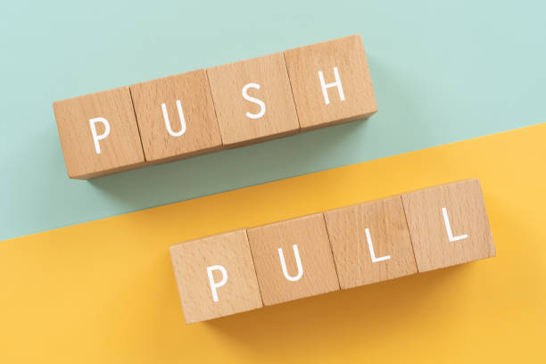 push o pull; bloques de madera con texto de concepto "push pull". - arrastrar fotografías e imágenes de stock