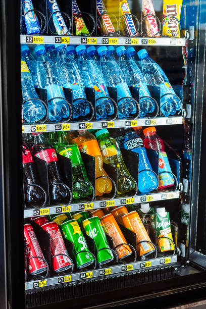 безалкогольные напитки и сладкие батончики в автомате - vending machine machine soda selling стоковые фото и изображения