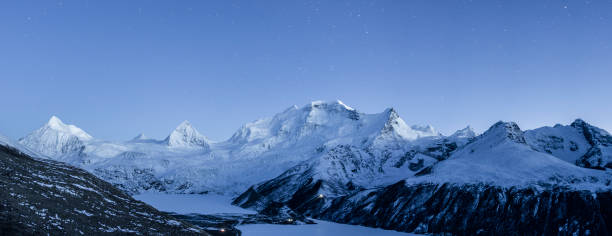 ciel étoilé des montagnes de neige - lake night winter sky photos et images de collection
