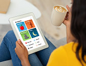 Frumzi 777 1 junge schwarze frau mit kaffee mit tablet %C3%BCberpr%C3%BCfung der gesundheit