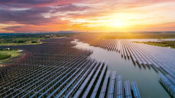outdoor-photovoltaik-stromerzeugungsszene - nachhaltige energie stock-fotos und bilder