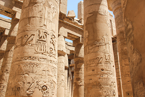 Jeroglíficos y símbolos egipcios antiguos tallados en columnas del complejo del templo de Karnak photo