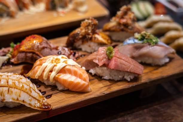 おまぜの食事で高級寿司の一列。 - buffet japanese cuisine lifestyles ready to eat ストックフォトと画像