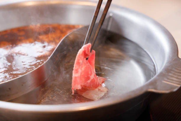 鉄鍋で作られたおいしい肉料理 - shabushabu ストックフォトと画像