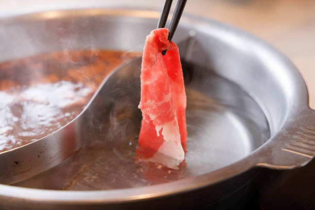 鉄鍋で作られたおいしい肉料理 - shabushabu ストックフォトと画像