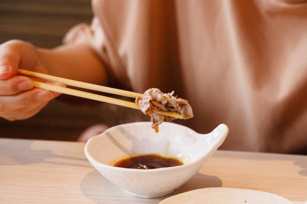 ポン酢ソースで食べるおいしい肉 - shabushabu ストックフォトと画像