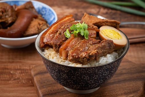 Vientre de cerdo estofado sobre arroz cocido, famosa y deliciosa comida callejera en Taiwán. photo