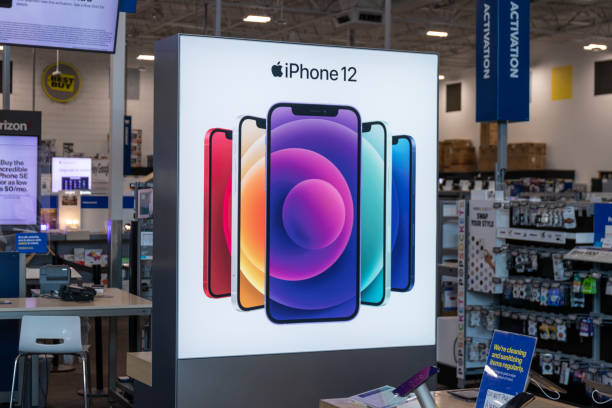 apple iphone 12 display at a best buy store. apple offers the ipad, apple watch and  and apple tv. - ipod imagens e fotografias de stock