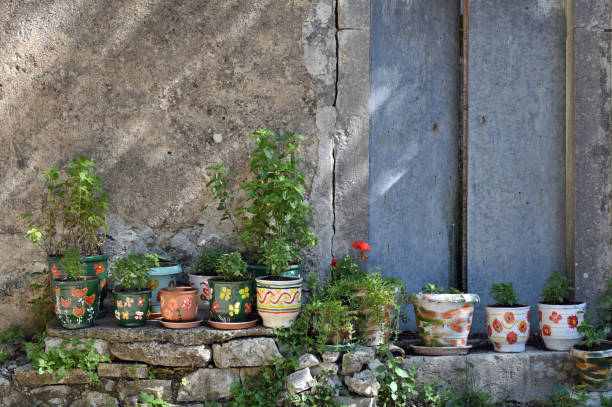 tipici vasi di argilla decorati in greco per strada - greece crete beach island foto e immagini stock