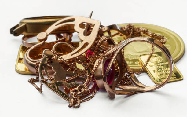 白の上に異なる金の宝石、バーやコインの束 - gold jewelry ring scrap metal ストックフォトと画像
