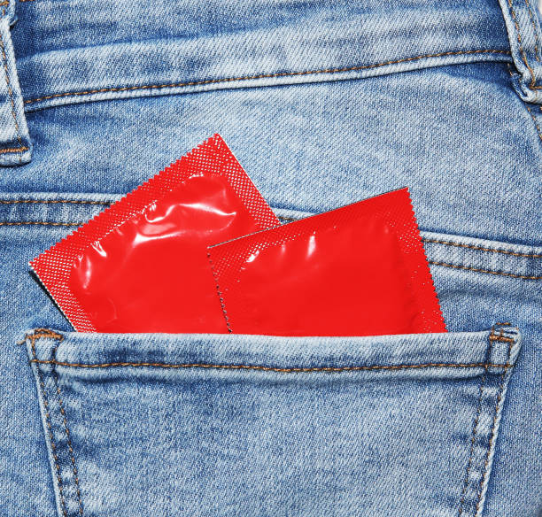 préservatif - sex condom jeans horizontal photos et images de collection