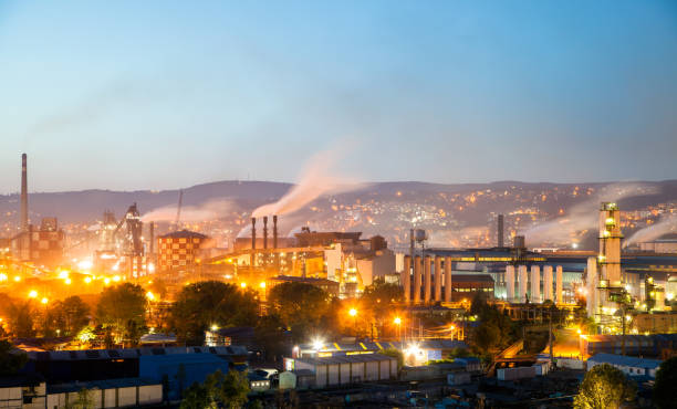 vista noturna da cidade de eregli com eregli iron and steel factory - smog city pollution town - fotografias e filmes do acervo