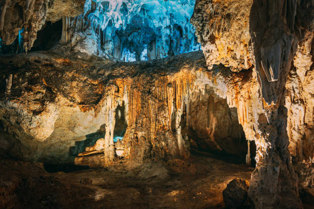 nerja, provincia di malaga, andalusia, spagna. cuevas de nerja - grotte famose. diverse formazioni rocciose, stalattiti e stalagmiti nelle grotte di nerja. punto di riferimento naturale - nerja foto e immagini stock