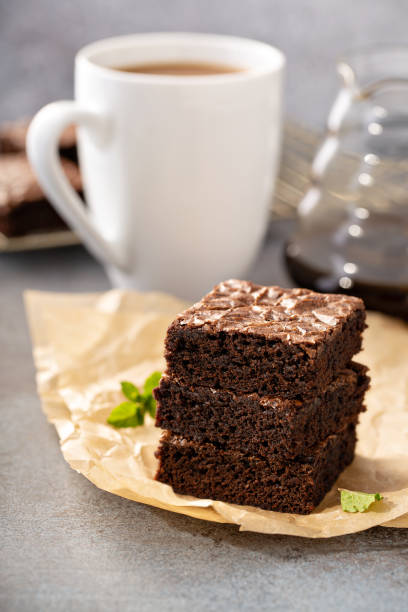 stos wilgotnych fudgy brownies - fudgy zdjęcia i obrazy z banku zdjęć