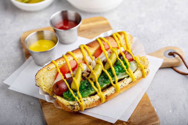 hot-dog de chicago sur un pain aux graines de pavot - hot dog photos et images de collection