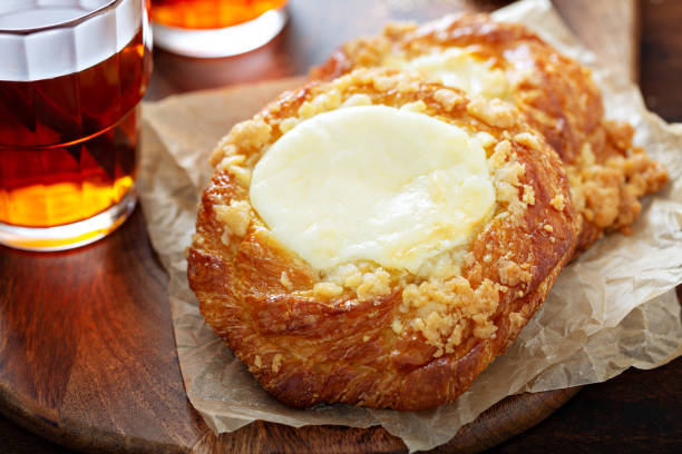 fromage à la crème danois au thé à la cannelle - danish pastry photos et images de collection