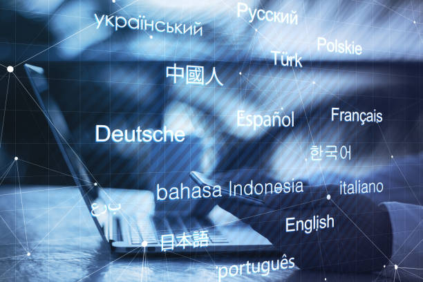 E-learning. Side view of businessman at desktop with coffee cup using mobile phone and laptop with creative digital languages mesh on blurry background. Online dictionary and translation concept. Double exposure e-learning. vista lateral del hombre de negocios en el escritorio con taza de café usando el teléfono móvil y la computadora portátil con lenguajes digitales creativos de malla en el fondo borroso. diccionario en línea y concepto de traducción. doble