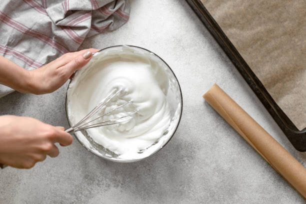 proceso de elaboración del merengue francés. huevos batidos. - nata montada fotografías e imágenes de stock