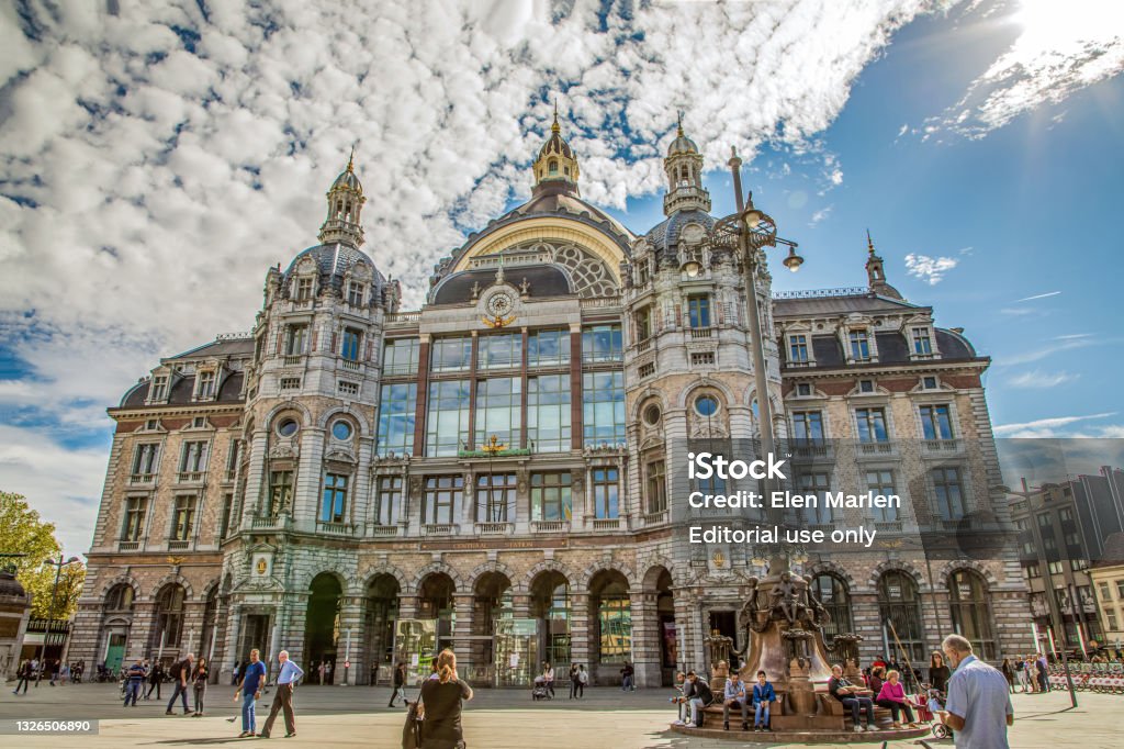 アントワープの記念碑的な中央駅の内部 - アントウェルペン州のストックフォトや画像を多数ご用意 - アントウェルペン州, アントワープ ...