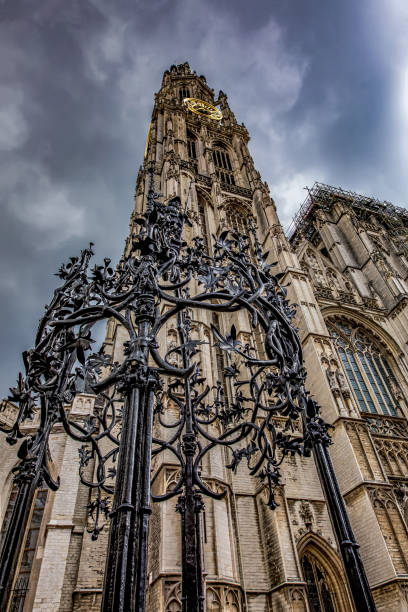 gotycka katedra matki bożej w antwerpii i fontanna na tle nieba w słoneczny dzień i o zachodzie słońca - statue vertical full length front view zdjęcia i obrazy z banku zdjęć