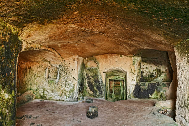Matera, Basilicata, Italy: interior of an old cave house carved into the tufa rock in the old town (sassi di Matera) Matera, Basilicata, Italy: interior of an old cave house carved into the tufa rock in the old town (sassi di Matera) cliff dwelling stock pictures, royalty-free photos & images