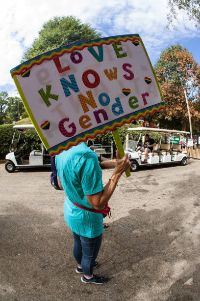 애틀랜타 트랜스젠더와 비바이너리 퍼레이드에서 지지하는 표지판을 들고 있는 여성 - atlanta pride 뉴스 사진 이미지