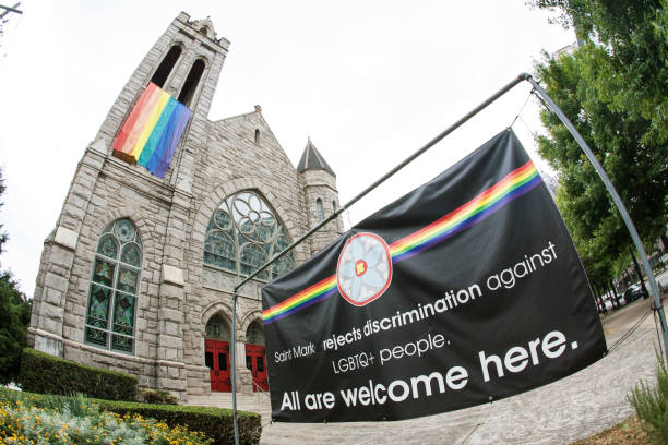 lo striscione del gay pride pende dalla chiesa metodista di midtown atlanta - atlanta pride foto e immagini stock