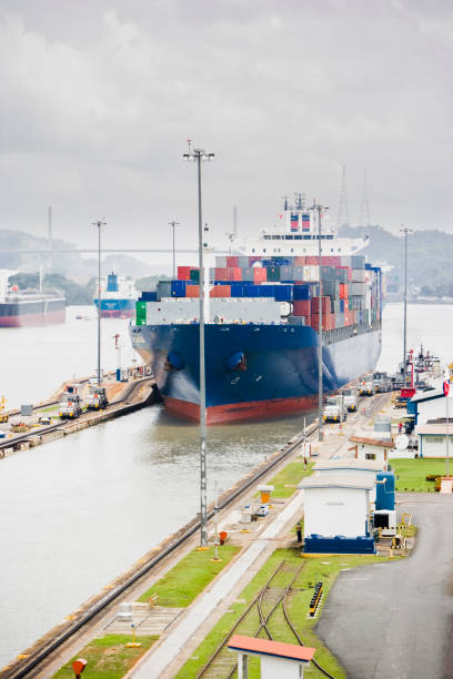 미라플로레스 락스의 파나마 운하에 진입하는 화물선 - panama canal panama container ship industrial ship 뉴스 사진 이미지