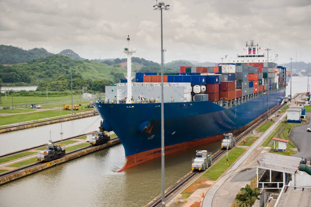 statek towarowy wchodzący do kanału panamskiego w miraflores locks - panama canal panama canal industrial ship zdjęcia i obrazy z banku zdjęć